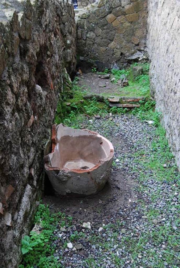 IV.11, Herculaneum, December 2008. Looking east towards terracotta pot in corridor. Photo courtesy of Nicolas Monteix.